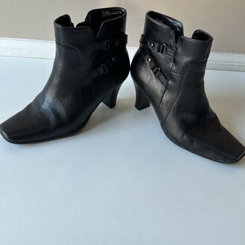 Aerosoles black boots with zipper closure. - Picture 10 of 12